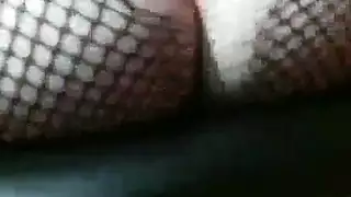 سروال داخلي مخلوع في المطبخ: ضرب فرجي وجنس عنيف