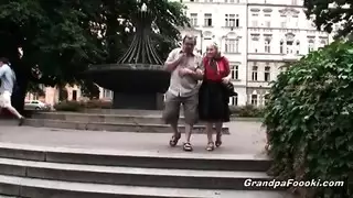 فاتنة الساخنة يعطي الرأس ويحصل مارس الجنس من قبل المتأنق الأكبر سنا
