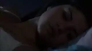 شريط جنسي حار: زبه يشعل كسها المثير في السرير