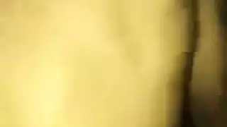 قضيب أسود كبير يملأ فرج البنية المتسع بينما يتبادلان قبلات لسانية مبللة