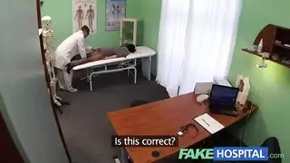 عاهرة بتقويم أسنان تدلك فرجها الزلق حتى النشوة
