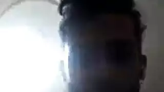 صغار جدا وقزم قرنية جدا لعق الساقين على الأريكة السوداء