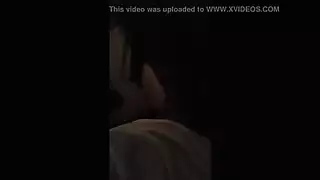 مراهقة سمراء نحيلة تأخذ القضيب في حلقها في فيلم إباحي