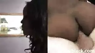 رجل أسود يضاجع فتاة آسيوية في الحديقة بينما صديقها يغفو