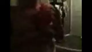 تنفيس رجل متزوج: شرج خشن مع عاهرة تحت الماء