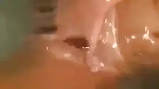 فم شاب ضيق يحشى بلحم إباحي قاسٍ