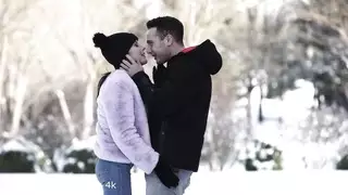 قضيب أسود كبير يمتد في فرج ضيق في مشهد جنسي صريح