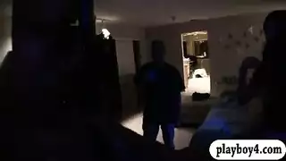 مشهد الحفلة يتحول إلى ماراثون جنسي عاري