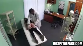 جنس حلق قاسٍ للطبيب ينتهي بقذف فوضوي على الوجه
