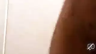 فتاة لاتينا تخدم قضيب الأب القاسي كرد للجميل
