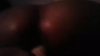 جنس ثلاثي صريح: مارثا ستوكلي تتحول لوحشية بينما بيج أوينز تمص العضو