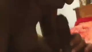 الأب يمد أطفاله المجعدين بعمق وبقوة