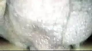إباحية مثلية مبللة: ثلاث عذراوات مثيرة تمارس الجنس في جاكوزي فقاعي