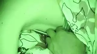 ينام بجانب امه خايف من الضلمه
