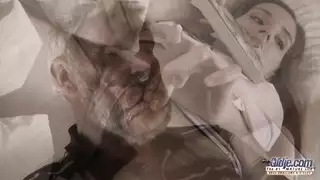 فتاة المكتب المملة تمارس جنسًا عنيفًا مع رئيسها الماهر