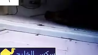 بنت ولد قعدين علي كنبه بتهيجو وتنزل علي الارض لبسه شراب طويل ينزل ينيكها