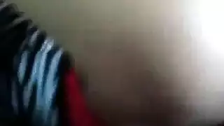 تُقبض عليها وهي تستمني، ثم تمارس الجنس بقوة على أرضية غرفة المعيشة