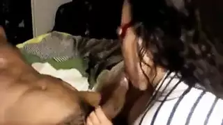 أم ناضجة خبيرة تأخذ القضيب بين الأعراق إلى الحد الأقصى