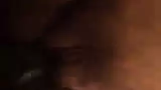 العاهرة السمراء تتباهى بشق مؤخرتها الضخم