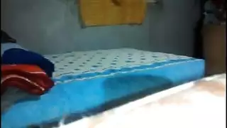 تدفق السوائل في الحمام مع أم مثيرة ساخنة