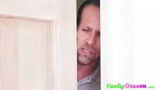 خلفي ثلاثي رجل وامراتين فتاتين