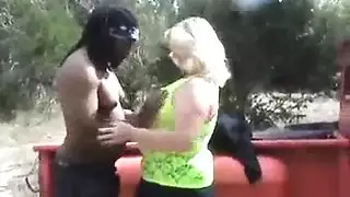 قضيب أسود كبير يملأ المرأة الأكبر سنا في مشهد إباحي صريح