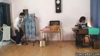 تستخدم ديك كبيرة على كس والدتها عارية