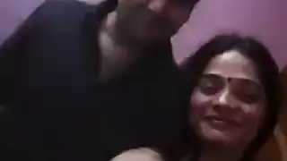سمراء ناضجة تسجل نفسها وهي تلمس كسها