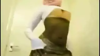 حفز العرب برود يرتدي حجابها