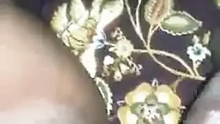 زوجة الساخنة تتمتع على الأريكة بينما زوجها حفر ببطء بوسها