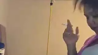 فتاة وقحة تجعل فرجها يقطر بللاً في مشهد عذري ساخن