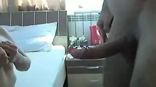 شاب يدخل زبه في كس ضيق جدا