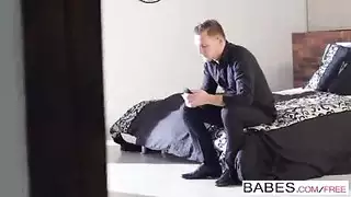 تتصل بصديقها لكي يساعدها على القذف بسرعة