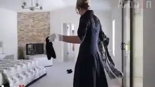 سكس يستغل الم التي تنضف البيت