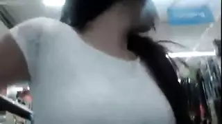 تكشف كسها الوردي لرفيقتها السحاقية