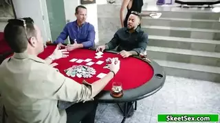 يضع يده على مؤخرتها ويزداد إثارة