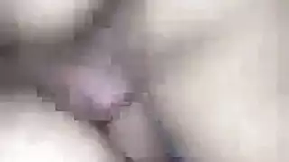 ينيكها في خرم طيزها الضيق وينزلهم جوا الإباحية كامل