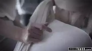 يمتعون فتاة خجولة