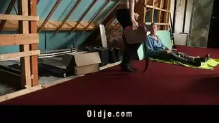رجل كبير ذو خبرة يعلم الفتاة الشقراء مهارات البلع العميق