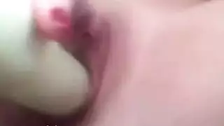 وصول امرأة ناضجة للنشوة من تحفيز البظر المكثف