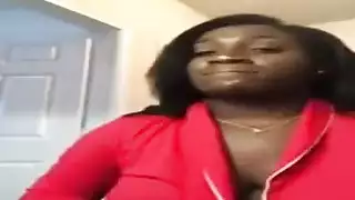 تحب الركوع وفرك فرجها المبلل على الأريكة