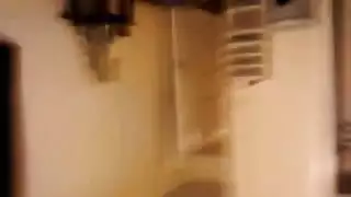 مص إباحي: لسان الفتاة يداعب ويرضي قضيبًا غامقًا