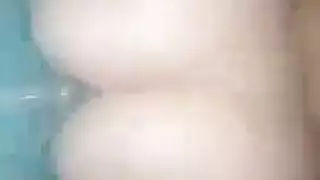 مراهقة شقراء تتعرض للقذارة والجماع من قبل غريب في الحمام