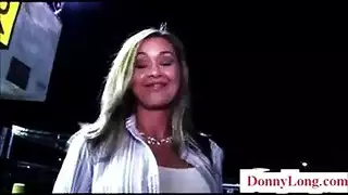 فتاة وقحة تكشف عن مدخلها الشرجي