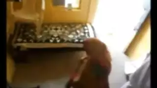 القضيب الأسود الكبير لرجل عجوز يملأ فتحات مراهقة ضيقة في جنس عنيف
