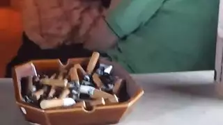 فتاة صغيرة تستمني بكسيها المبلل في البرية