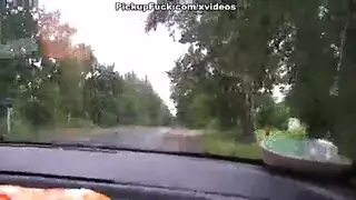 شابين يقلون فتاة و يذهبون بها الى منزل مهجور ليتيمتعو بحويها