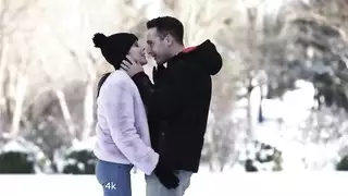 زوجان مثاران يدعوان رجالًا لممارسة مثلثة صريحة