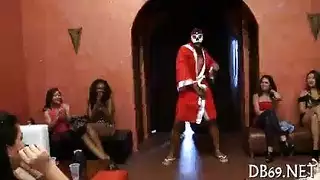 شاب وسيم مفتول العضلات يتعرى ويكشف زبه لنساء ممحونات يستمتعن بمشاهدته
