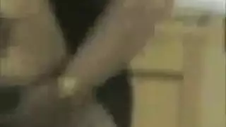 مثبتة على السرير: أنهت، تأمره بممارسة العادة السرية